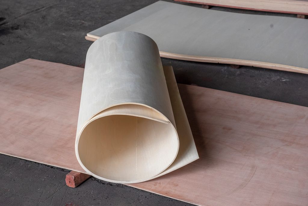 แผ่นไม้อัดยาง ดัดโค้ง ด้านสั้น สีขาว 6 มม.