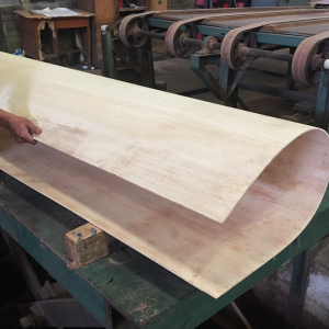 แผ่นไม้อัดยาง ดัดโค้ง ด้านยาว สีขาว 3 มม.