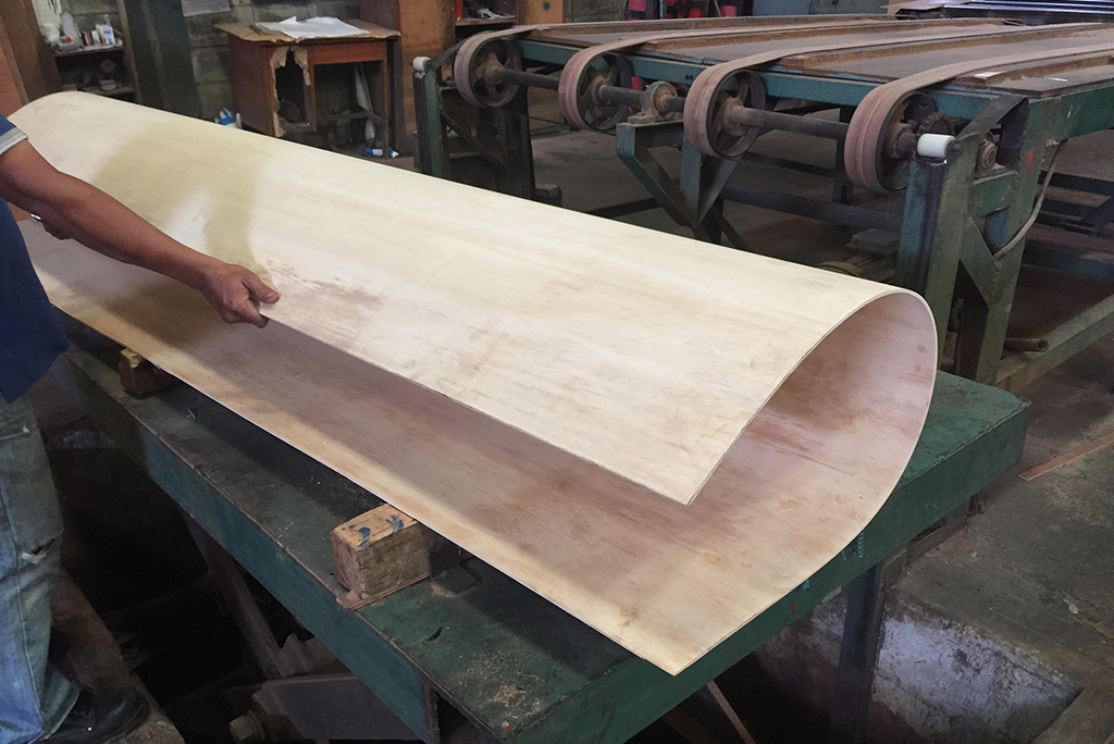 แผ่นไม้อัดยาง ดัดโค้ง ด้านยาว สีขาว 3 มม.